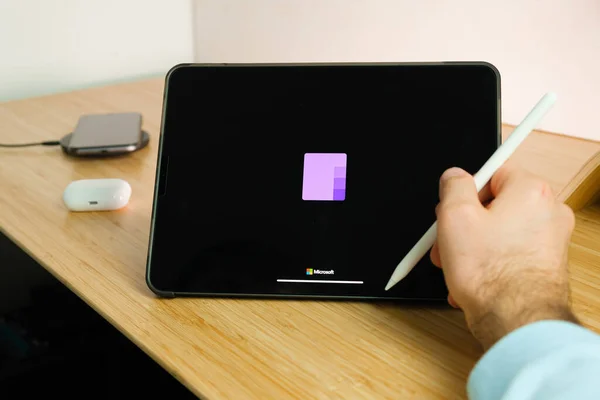 Microsoft OneNote jest używany z jabłkowym ołówkiem na tablecie iPad Pro. Mężczyzna stosujący aplikację na tabletce. Grudzień 2020, San Francisco, USA. — Zdjęcie stockowe