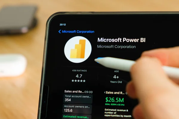 iPad Pro tablet ekranında elmalı kalemle gösterilen Microsoft Power BI logosu. Tabletteki uygulamayı kullanan adam. Aralık 2020, San Francisco, ABD.