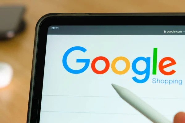 Google shopping logo shown by apple pencil on the iPad Pro tablet screen. Man using application on the tablet. December 2020, San Francisco, USA. — Stock Photo, Image