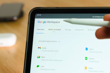 iPad Pro tablet ekranında elmalı kalemle gösterilen Google Workspace logosu. Tabletteki uygulamayı kullanan adam. Aralık 2020, San Francisco, ABD.