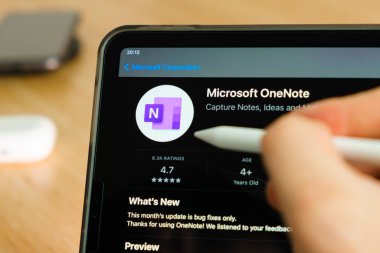iPad Pro tablet ekranında elmalı kalemle gösterilen Microsoft OneNote logosu. Tabletteki uygulamayı kullanan adam. Aralık 2020, San Francisco, ABD.