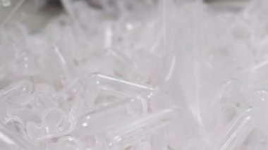 Covid-19 'dan sonra Eppendorf tüpleri, koronavirüs, SARS-COV-2 testleri. Plastik atık laboratuarı. 