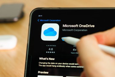iPad Pro tablet ekranında elmalı kalemle gösterilen Microsoft OneDrive logosu. Tabletteki uygulamayı kullanan adam. Aralık 2020, San Francisco, ABD.