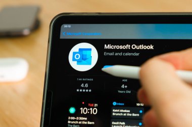 iPad Pro tablet ekranında elmalı kalemle gösterilen Microsoft Outlook logosu. Tabletteki uygulamayı kullanan adam. Aralık 2020, San Francisco, ABD.