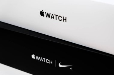 Apple saat ve Apple, Nike artı kutular, siyah beyaz, beyaz arka planda izole. Kutu açma işlemi. Aralık 2020, San Francisco, ABD