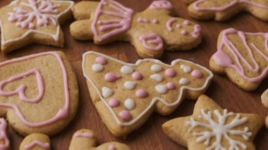 Süslü zencefilli kurabiye ya da beyaz ya da pembe kraliyet kreması ya da jöleli bisküvi.