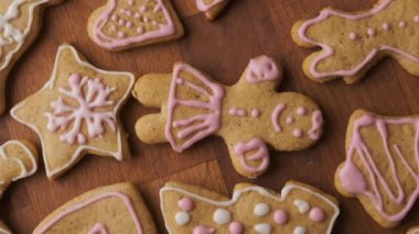 Süslü zencefilli kurabiye ya da beyaz ya da pembe kraliyet kreması ya da jöleli bisküvi.