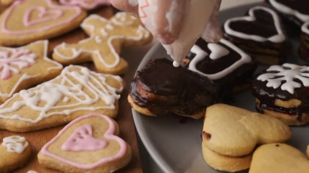 Dekoration von Schokoladenkeksen in Herzform zum Valentinstag — Stockvideo