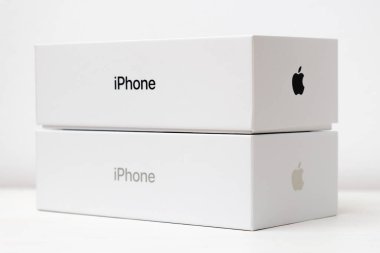 Beyaz arka planda izole edilmiş kutularda iPhone boş ve beyaz, Aralık 2020, San Francisco, ABD