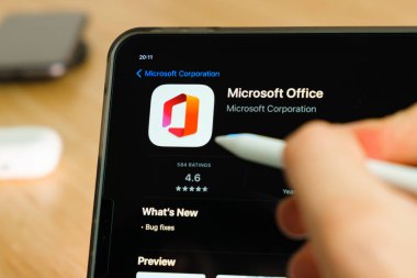 iPad Pro tablet ekranında elmalı kalemle gösterilen Microsoft Ofis logosu. Tabletteki uygulamayı kullanan adam. Aralık 2020, San Francisco, ABD.