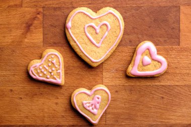 Tahta arka planda kalp şeklinde zencefilli kurabiye. Sevgililer Günü için bir hediye..