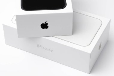 Beyaz arka planda izole edilmiş kutularda iPhone boş ve beyaz, Aralık 2020, San Francisco, ABD