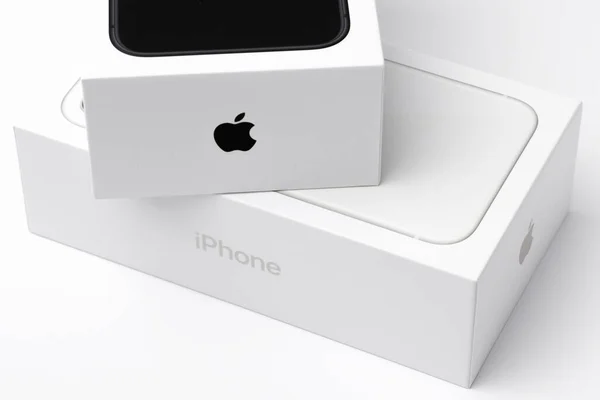 IPhone em branco e branco nas caixas isoladas no fundo branco, dezembro 2020, San Francisco, EUA — Fotografia de Stock