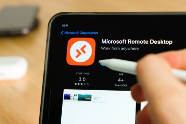 iPad Pro tablet ekranında elmalı kalemle gösterilen Microsoft uzak masaüstü logosu. Tabletteki uygulamayı kullanan adam. Aralık 2020, San Francisco, ABD.