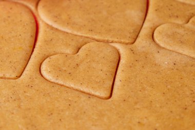 Kalp şeklinde pişmemiş kurabiyeler ve Sevgililer Günü için yıldız. Ev yapımı pasta..