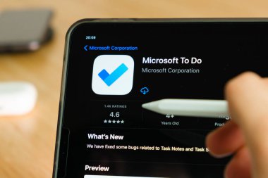 Microsoft To Do logo shown by apple pencil on the iPad Pro tablet screen. Man using application on the tablet. December 2020, San Francisco, USA.