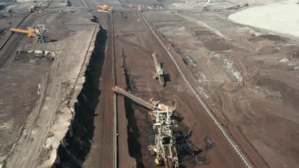 Flug über den Steinbruch mit schweren Schaufelradbaggern, die Kohle abbauen. Konzept Schwerindustrie. — Stockvideo