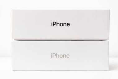 Beyaz arka planda izole edilmiş kutularda iPhone boş ve beyaz, Aralık 2020, San Francisco, ABD