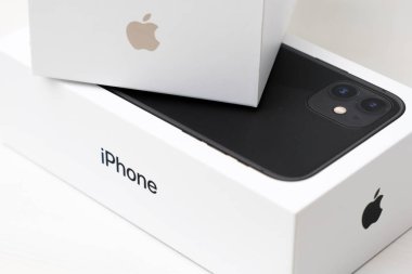 Beyaz arka planda izole edilmiş kutularda iPhone boş ve beyaz, Aralık 2020, San Francisco, ABD