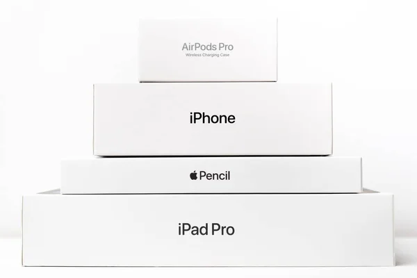 AirPods Pro, iPhone, Apple pencil, iPad Pro boxes isolated on the white background, December 2020, San Francisco, USA — Foto Stock