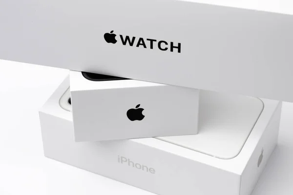 Apple watch, black and white iPhone boxes on the white background, December 2020, San Francisco, USA — Foto Stock