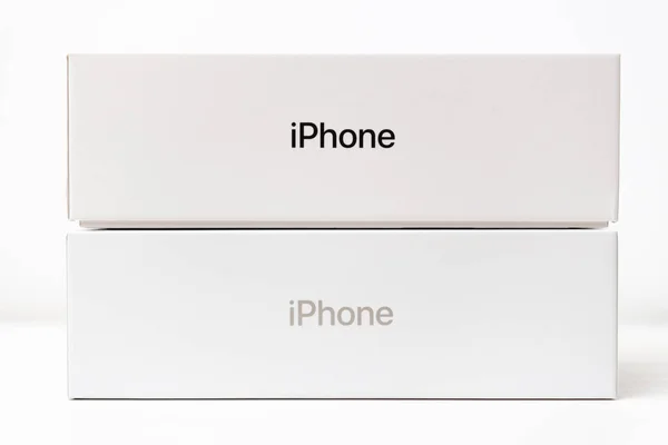 IPhone bianco e vuoto nelle caselle isolate sullo sfondo bianco, dicembre 2020, San Francisco, Stati Uniti — Foto Stock