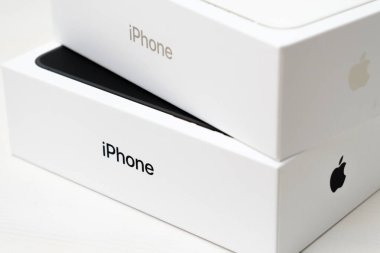Beyaz arka planda izole edilmiş kutularda iPhone boş ve beyaz, Aralık 2020, San Francisco, ABD