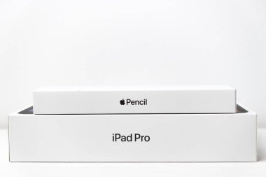 Apple kalem ve iPad Pro kutuları beyaz arka planda izole edilmiş, Aralık 2020, San Francisco, ABD
