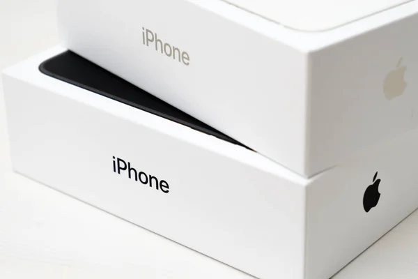 IPhone bianco e vuoto nelle caselle isolate sullo sfondo bianco, dicembre 2020, San Francisco, Stati Uniti — Foto Stock