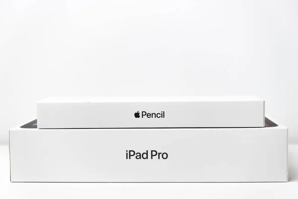 Apple matita e iPad Pro scatole isolato su sfondo bianco, Dicembre 2020, San Francisco, Stati Uniti d'America — Foto Stock