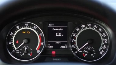 Aracın gösterge panelindeki motoru durdur..