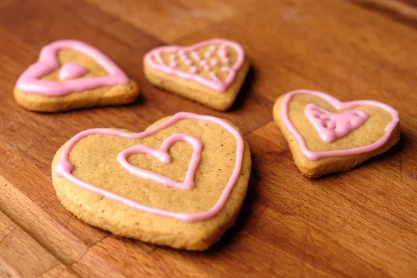 Srdce ve tvaru perníkové sušenky na dřevěném pozadí. Dárek na svatého Valentýna. — Stock fotografie