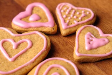 Tahta arka planda kalp şeklinde zencefilli kurabiye. Sevgililer Günü için bir hediye..