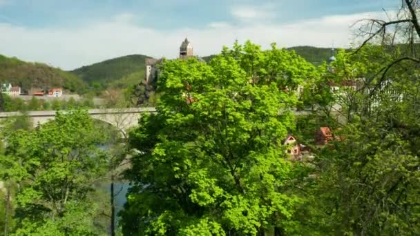 Vuelo sobre el castillo de Loket, rodeado por el río Ohri y pequeñas casas en una orilla del río, cerca de Kariovy Vary, República Checa. — Vídeo de stock