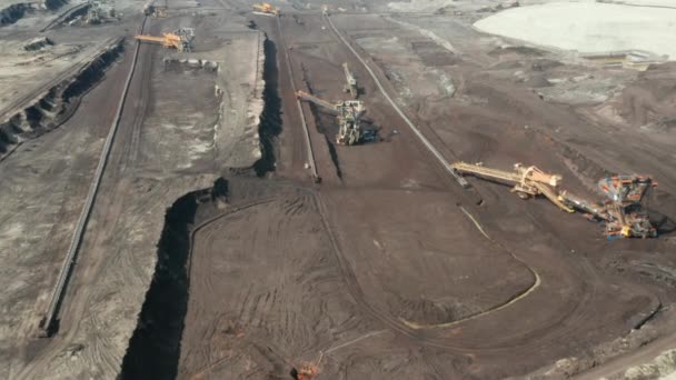 Flight over the quarry with heavy bucket wheel excavators mining a coal. Heavy industry concept. — Stock Video