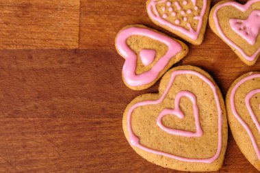 Tahta arka planda kalp şeklinde zencefilli kurabiye. Sevgililer Günü için bir hediye..