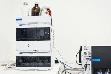 LC MS sistemi. QTOF kütle detektörlü sıvı kromatografisi. Kimyasal laboratuvar, klinik analiz.