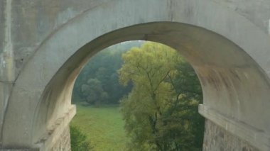 Su kemeri ya da köprü boyunca uçmak. 