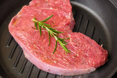 Izgarada biberiyeli çiğ biftek..