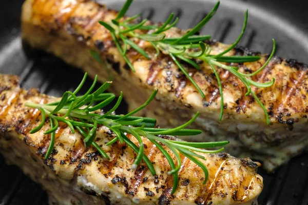 Gebratenes Lachsfilet mit Rosmarin auf einem Grill. Hausgemachtes gesundes Abendessen — Stockfoto