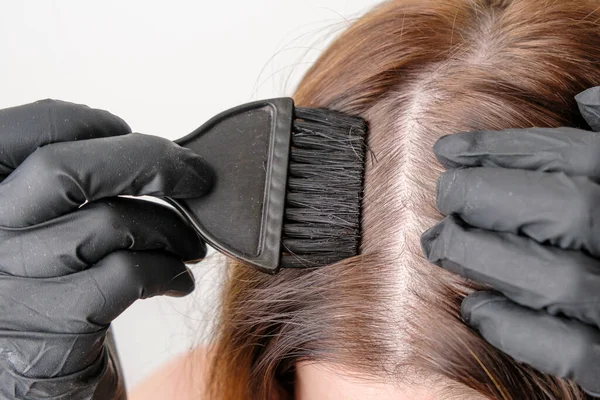 Färbung der grauen Haarwurzeln zu Hause. Kosmetische Eingriffe zu Hause. — Stockfoto