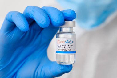 Doktorlarda ya da hemşirelerde koronavirüs aşısı ya da mavi lastik eldivenler. Sars-cov-2 veya Covid-19, Ocak 2021, San Francisco, ABD