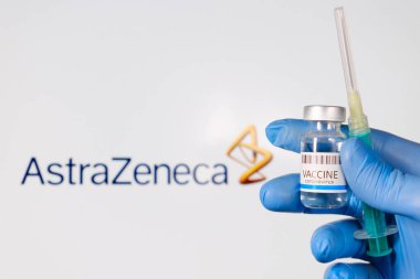 Koronavirüs, SARS-Cov-2 aşısı ve doktorlara şırınga aşılarıyla dolu AstraZeneca ampülü, mavi lastik eldiven, Ocak 2021, San Francisco, ABD.