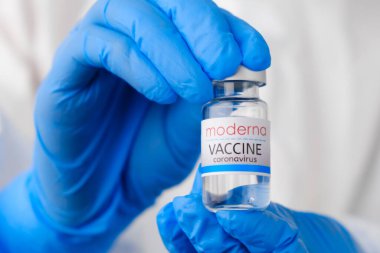 Doktorlarda ya da hemşirelerde kullanılan modern koronavirüs aşısı mavi lastik eldivenleri teslim eder. Sars-cov-2 veya Covid-19, Ocak 2021, San Francisco, ABD.