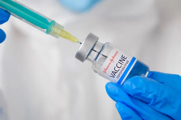 Johnson ve Johnson Coronavirus aşısı ve şişedeki şırınga ya da şırıngayı doktorun ellerine vermek için. Covid-19, SARS-Cov-2 önleme, Ocak 2021, San Francisco, ABD. — Stok fotoğraf
