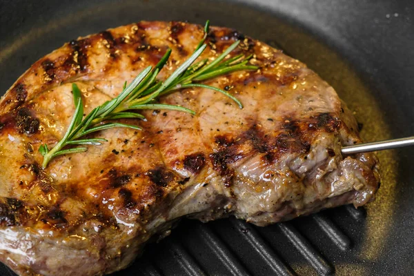 Gebratenes Rindersteak in der Grillpfanne mit Rosmarin. Gesundes Abendessen. — Stockfoto