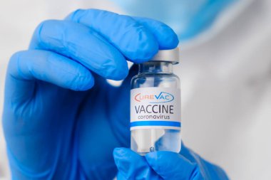 Doktorlarda ya da hemşirelerde koronavirüs aşısı ya da mavi lastik eldivenler. Sars-cov-2 veya Covid-19, Ocak 2021, San Francisco, ABD.