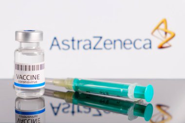 Şişenin arka planındaki AstraZeneca logosu ya da Coronavirus, SARS-COV-2, Covid-19, Ocak 2021, San Francisco, ABD