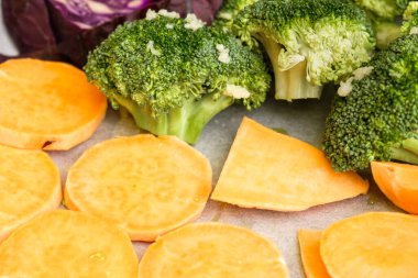 Taze sebzeler tatlı patates, brokoli, kabartma kağıdında mor lahana. Sağlıklı yemek. 