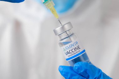 Clover Coronavirus aşısı ve şırınga şişede ya da şırıngayı doktorun ellerine vermek için. Covid-19, SARS-Cov-2 önleme, Ocak 2021, San Francisco, ABD